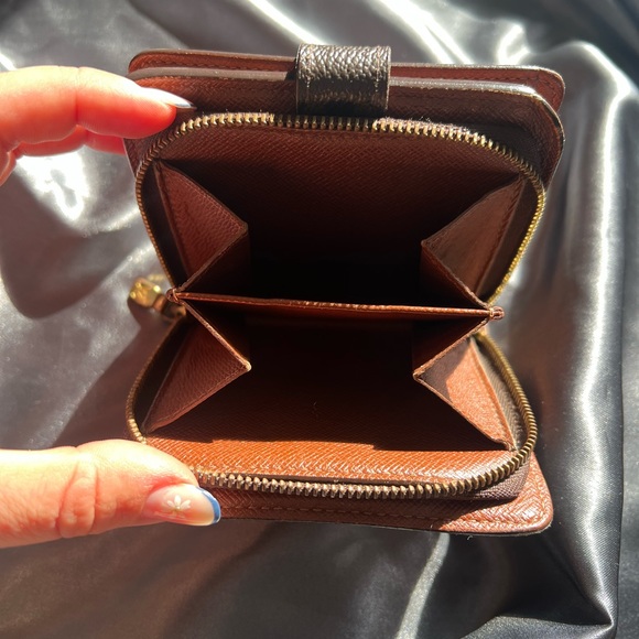 Louis Vuitton Compact Wallet - Picture 6 of 9